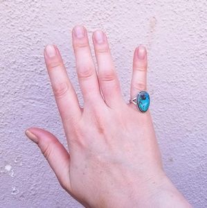 VINTAGE SILVER AND TURQUOISE RING - SIZE 6